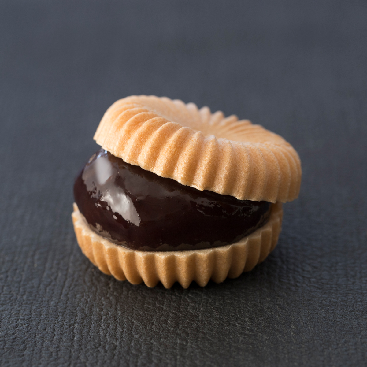 はみだす！<br>求肥入り新あずき最中